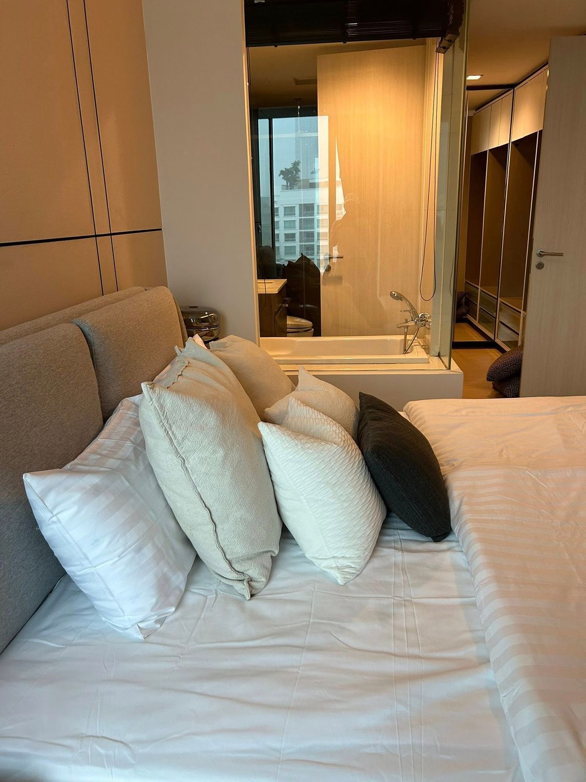 For RentCondoSukhumvit, Asoke, Thonglor :  For Rent !  Via 49 Newly Renovated 46 Sqm. High Floor 35,000 THB/Month 