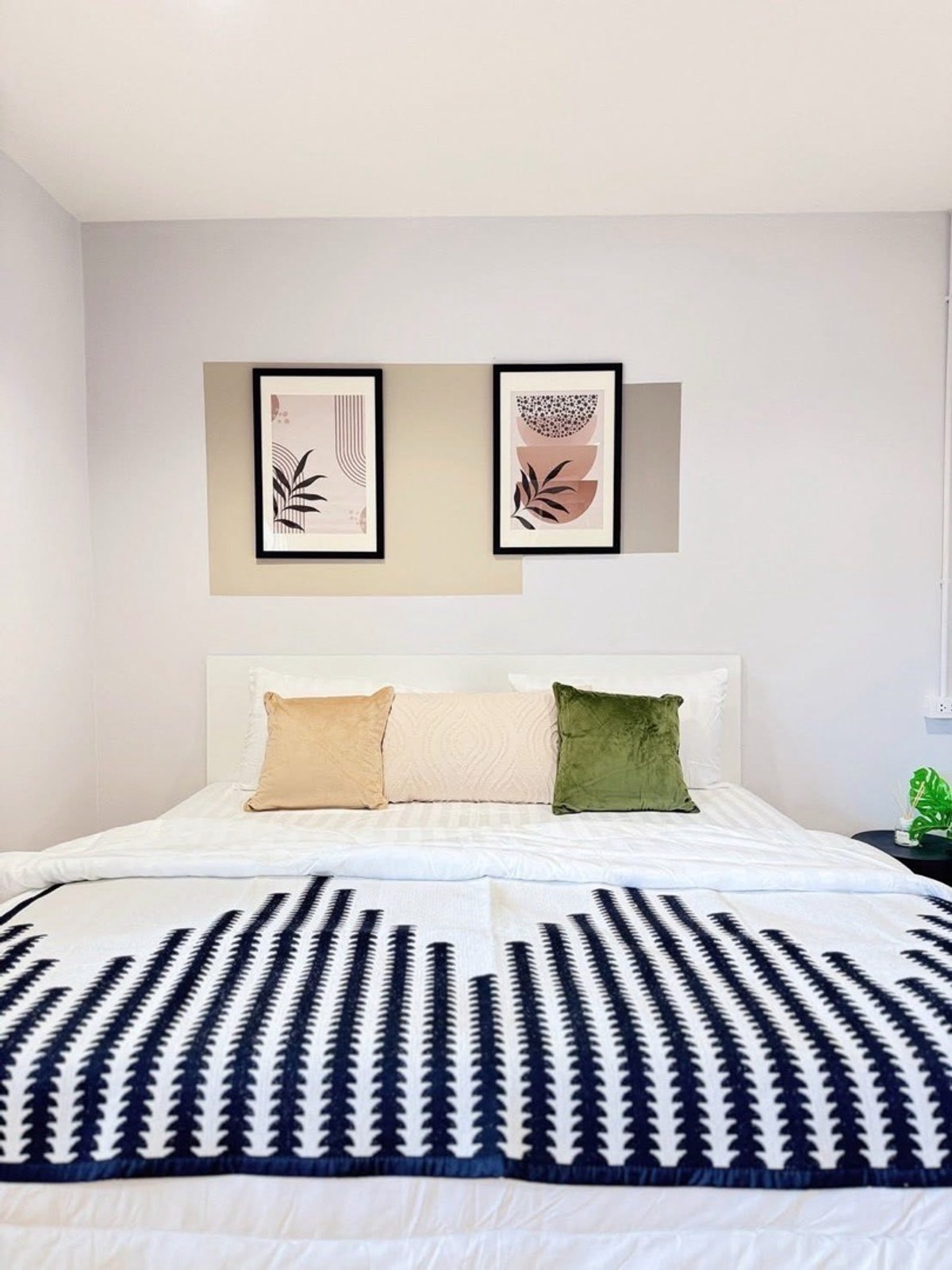 For RentHouseRatchadapisek, Huaikwang, Suttisan : Rent a detached house Near MRT Sutthisan 500 sq.m., 5 bedrooms, 4 bathrooms, private pool, Soi Chok Amnuay