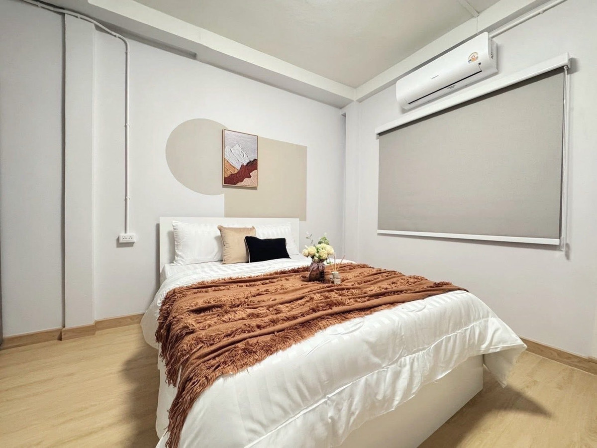 For RentHouseRatchadapisek, Huaikwang, Suttisan : Rent a detached house Near MRT Sutthisan 500 sq.m., 5 bedrooms, 4 bathrooms, private pool, Soi Chok Amnuay