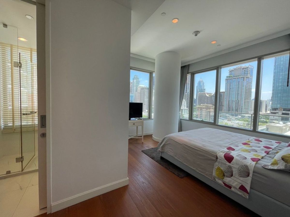 For RentCondoSathorn, Narathiwat : 185 Rajadamri for Rent *Corner Unit with Spacious Balcony & Amp; Panoramic Park View