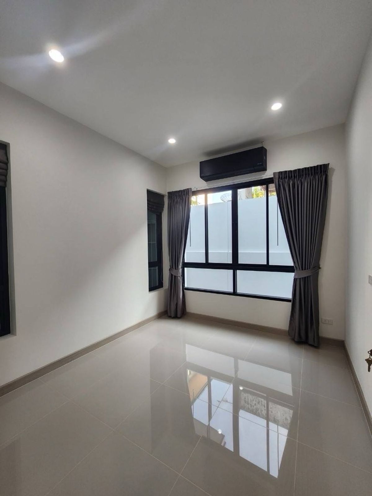For RentHome OfficePattanakan, Srinakarin : Home Office for Rental Development, Prawet District (outside of the project is private), 2 parking spaces, company registration Rent a Back Office office, find something to eat, convenient to live, easy to live