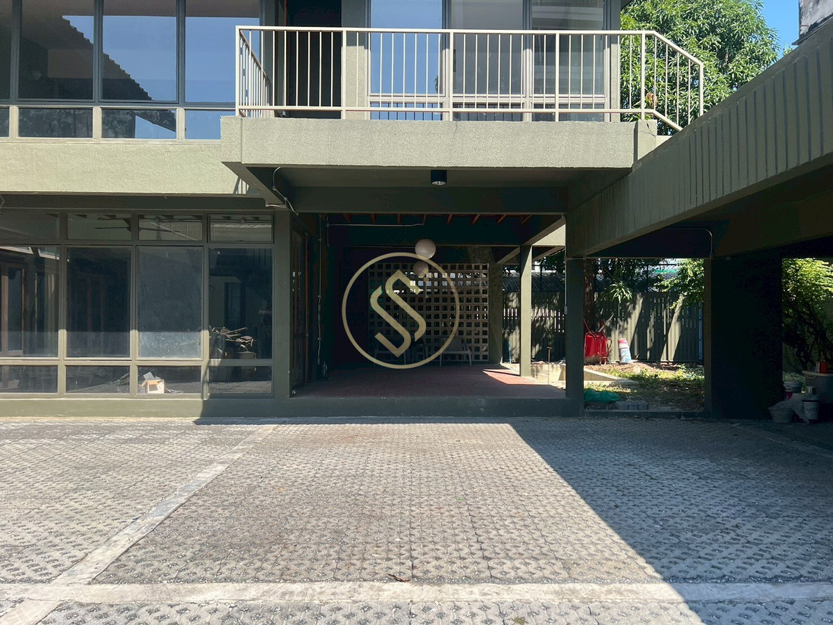 ให้เช่าบ้านสะพานควาย จตุจักร : ให้เช่าบ้านเดี่ยว 2 ชั้น ติดถนนประติพัทธ์ บ้านเดี่ยวดีไซน์สวย มีเอกลักษณ์ ตรงข้ามร้านพริกหยวก ติดถนนประดิพัทธ์ 