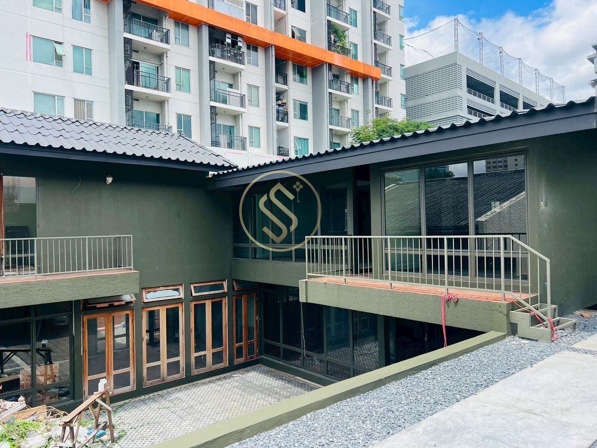 For SaleHouseSapankwai,Jatujak : 2 -storey detached house for sale on Praphatthaphat Road Detached house, beautiful design, unique, opposite the chilli shop near BTS Saphan Khwai BTS Ari