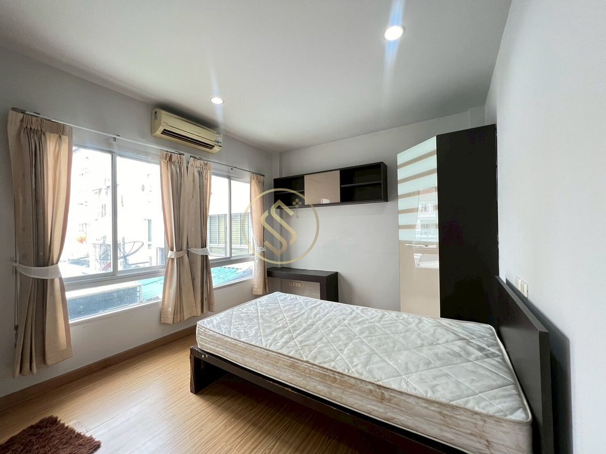 ขายทาวน์โฮมพัฒนาการ ศรีนครินทร์ : ขายด่วนบ้านทาวน์โฮม บ้านกลางเมือง เดอะ รอยัลโมนาโค ศรีนครินทร์ 24  ทาวน์โฮม 3 ชั้น ขนาด 20 ตารางวา พื้นที่ใช้สอย 175 ตรม.