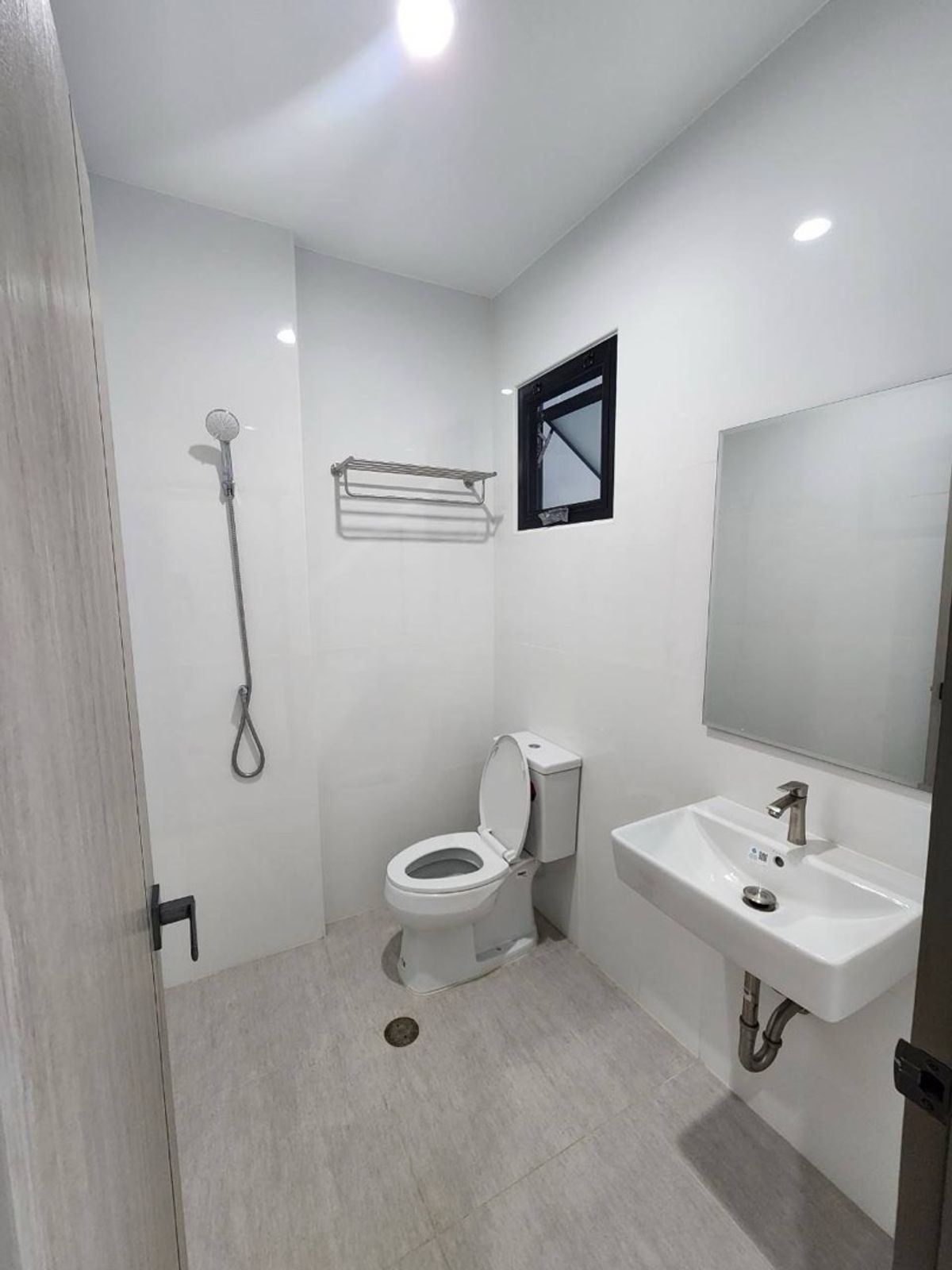 For RentHome OfficePattanakan, Srinakarin : Home Office for Rental Development, Prawet District (outside of the project is private), 2 parking spaces, company registration Rent a Back Office office, find something to eat, convenient to live, easy to live