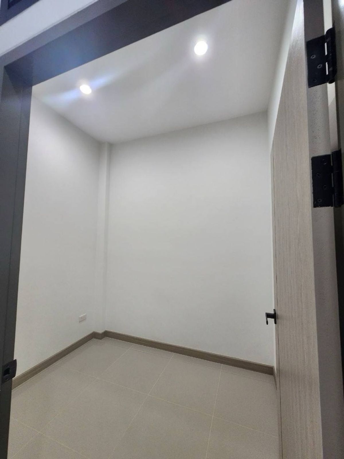 For RentHome OfficePattanakan, Srinakarin : Home Office for Rental Development, Prawet District (outside of the project is private), 2 parking spaces, company registration Rent a Back Office office, find something to eat, convenient to live, easy to live