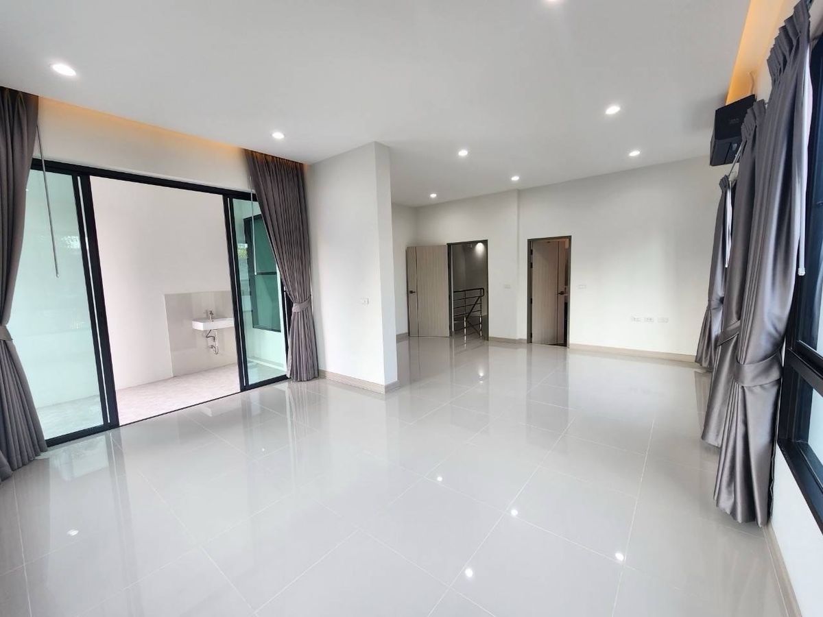 For RentHome OfficePattanakan, Srinakarin : Home Office for Rental Development, Prawet District (outside of the project is private), 2 parking spaces, company registration Rent a Back Office office, find something to eat, convenient to live, easy to live