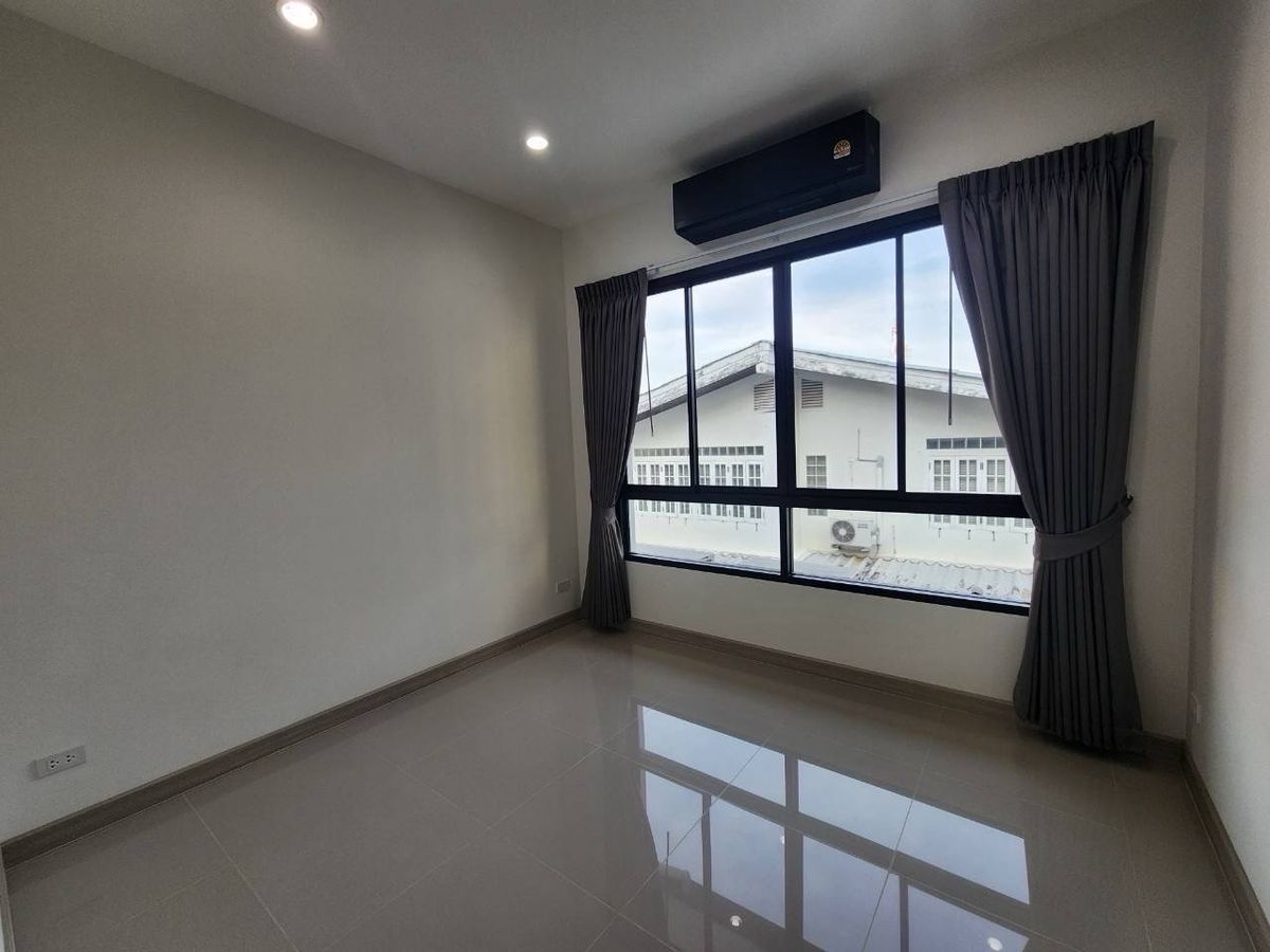 For RentHome OfficePattanakan, Srinakarin : Home Office for Rental Development, Prawet District (outside of the project is private), 2 parking spaces, company registration Rent a Back Office office, find something to eat, convenient to live, easy to live