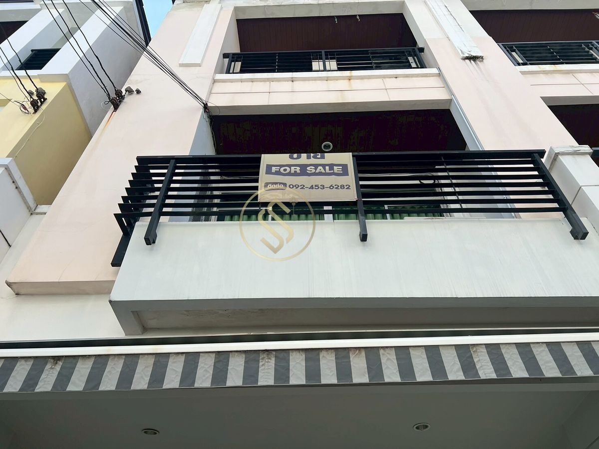 ขายทาวน์โฮมพัฒนาการ ศรีนครินทร์ : ขายด่วนบ้านทาวน์โฮม บ้านกลางเมือง เดอะ รอยัลโมนาโค ศรีนครินทร์ 24  ทาวน์โฮม 3 ชั้น ขนาด 20 ตารางวา พื้นที่ใช้สอย 175 ตรม.