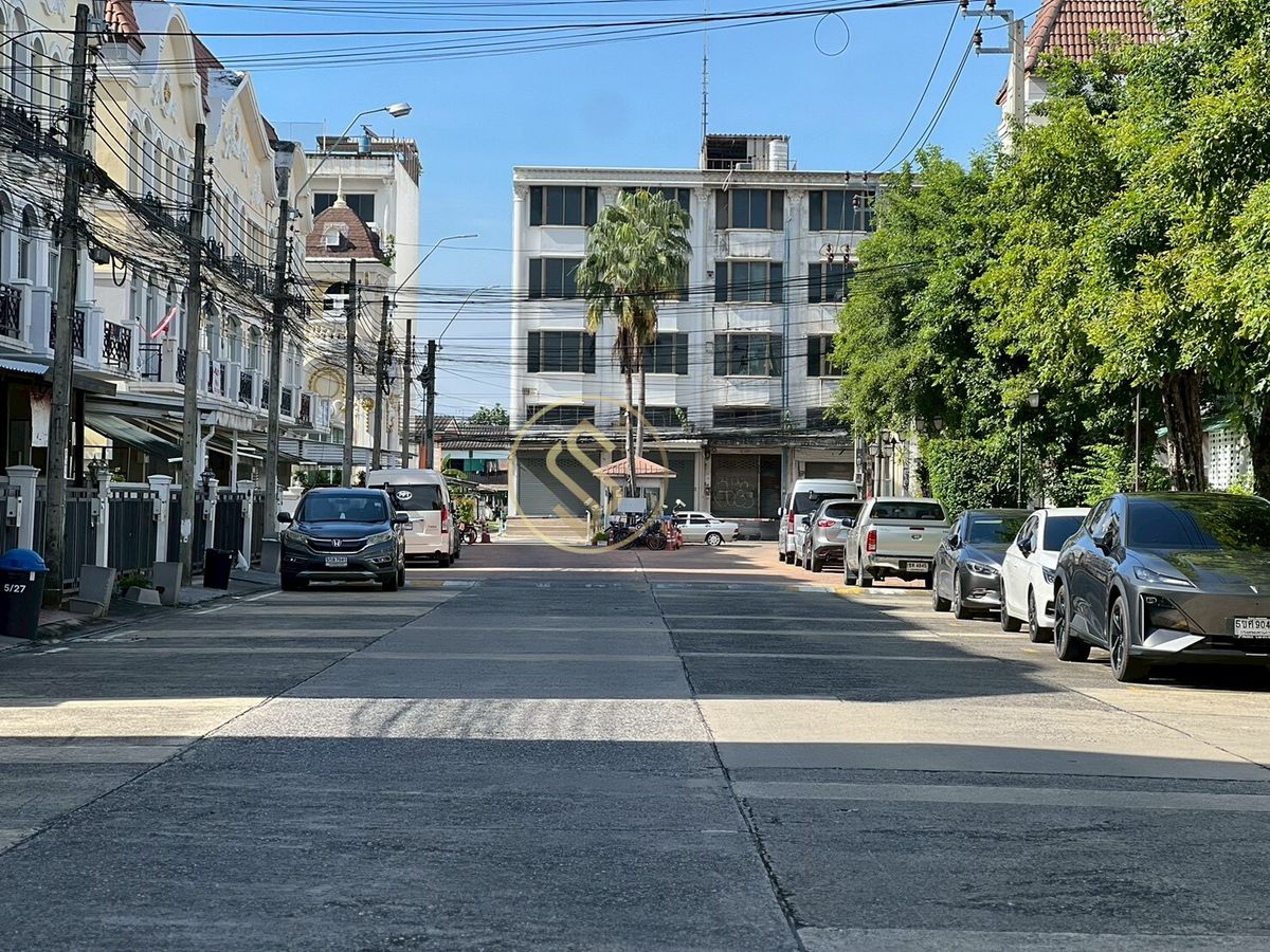 ขายทาวน์โฮมพัฒนาการ ศรีนครินทร์ : ขายด่วนบ้านทาวน์โฮม บ้านกลางเมือง เดอะ รอยัลโมนาโค ศรีนครินทร์ 24  ทาวน์โฮม 3 ชั้น ขนาด 20 ตารางวา พื้นที่ใช้สอย 175 ตรม.