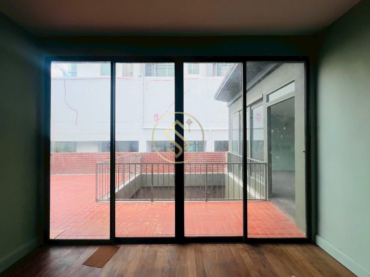 ให้เช่าบ้านสะพานควาย จตุจักร : ให้เช่าบ้านเดี่ยว 2 ชั้น ติดถนนประติพัทธ์ บ้านเดี่ยวดีไซน์สวย มีเอกลักษณ์ ตรงข้ามร้านพริกหยวก ติดถนนประดิพัทธ์ 