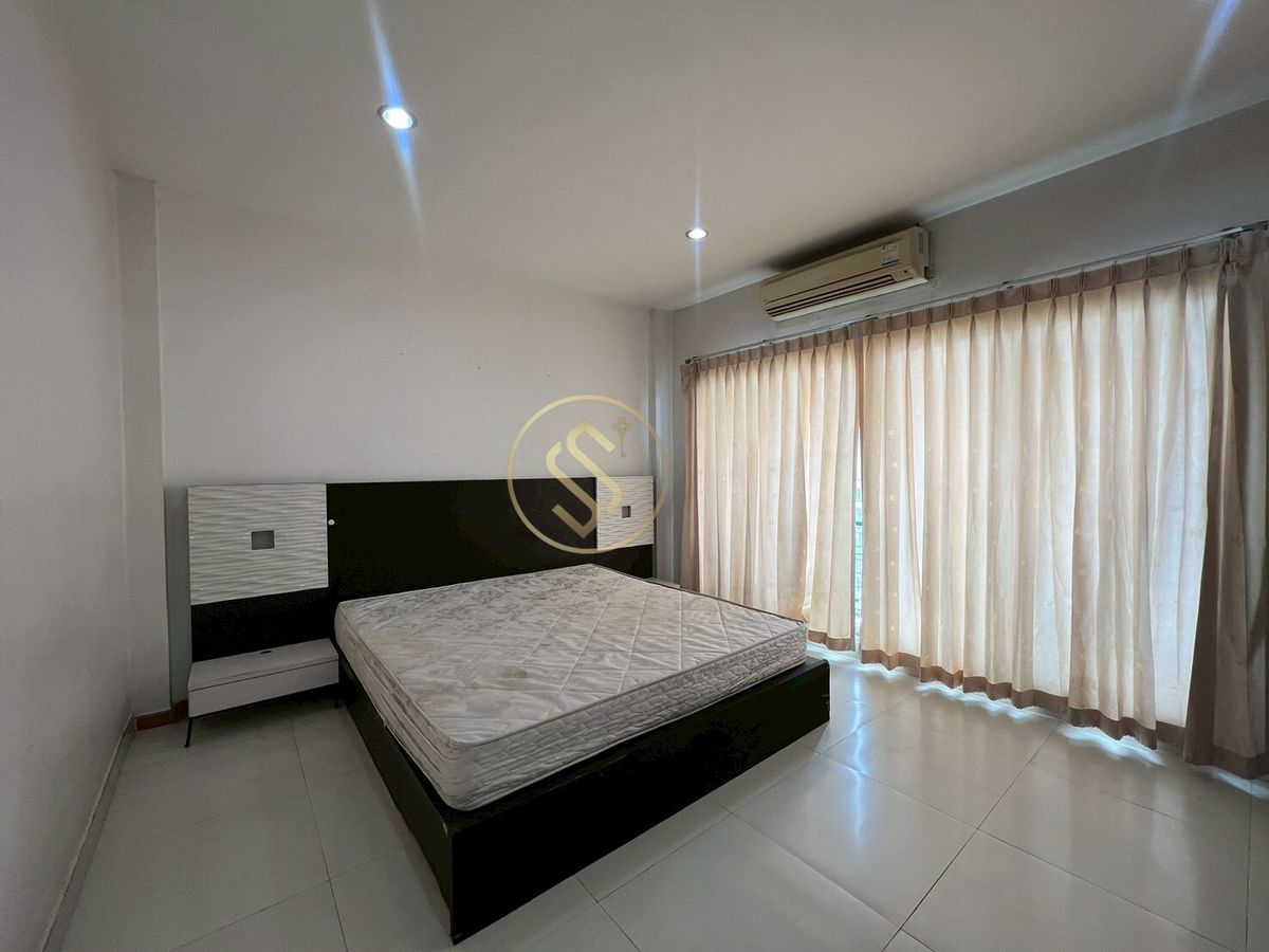 ขายทาวน์โฮมพัฒนาการ ศรีนครินทร์ : ขายด่วนบ้านทาวน์โฮม บ้านกลางเมือง เดอะ รอยัลโมนาโค ศรีนครินทร์ 24  ทาวน์โฮม 3 ชั้น ขนาด 20 ตารางวา พื้นที่ใช้สอย 175 ตรม.