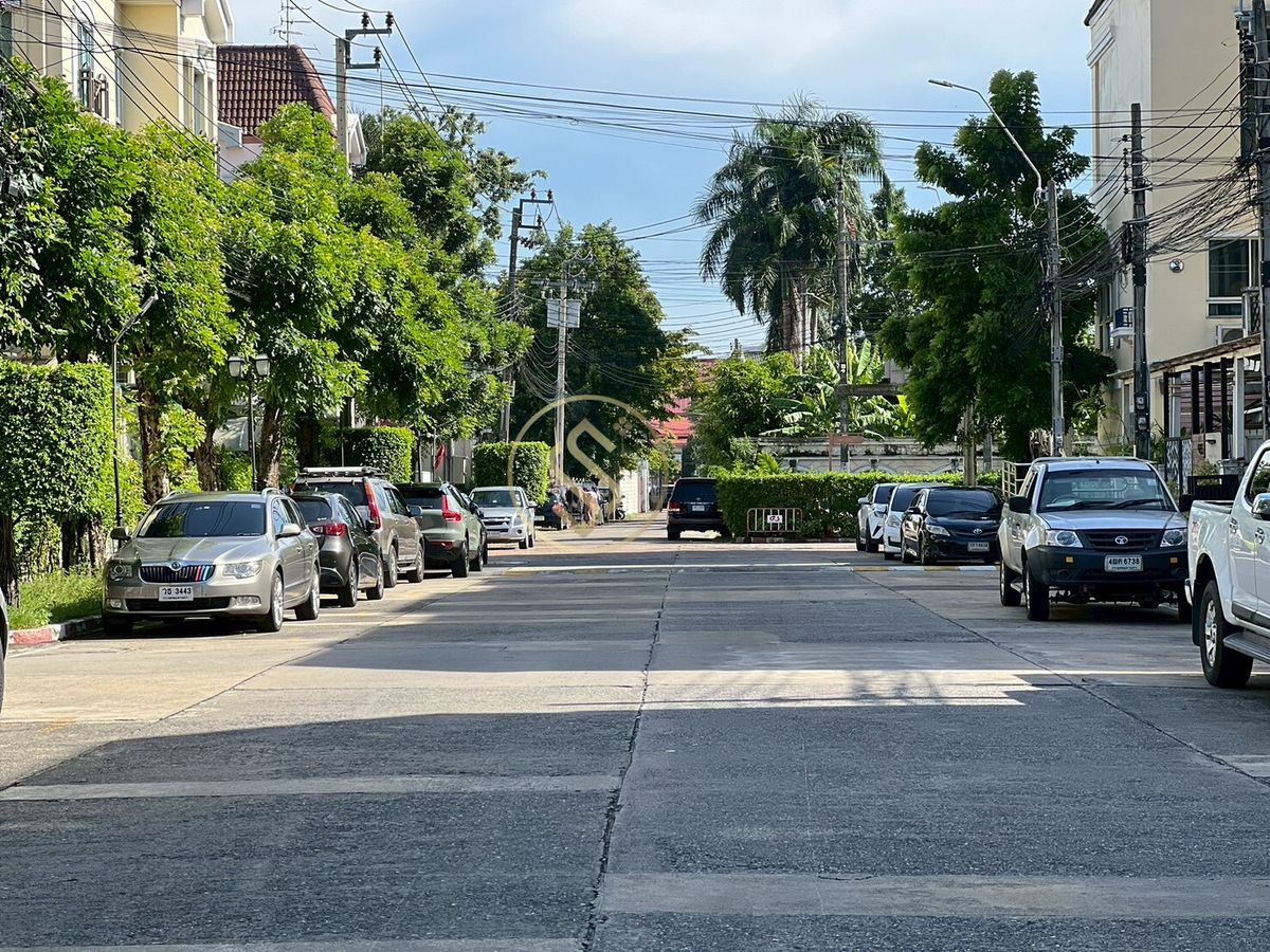 ขายทาวน์โฮมพัฒนาการ ศรีนครินทร์ : ขายด่วนบ้านทาวน์โฮม บ้านกลางเมือง เดอะ รอยัลโมนาโค ศรีนครินทร์ 24  ทาวน์โฮม 3 ชั้น ขนาด 20 ตารางวา พื้นที่ใช้สอย 175 ตรม.