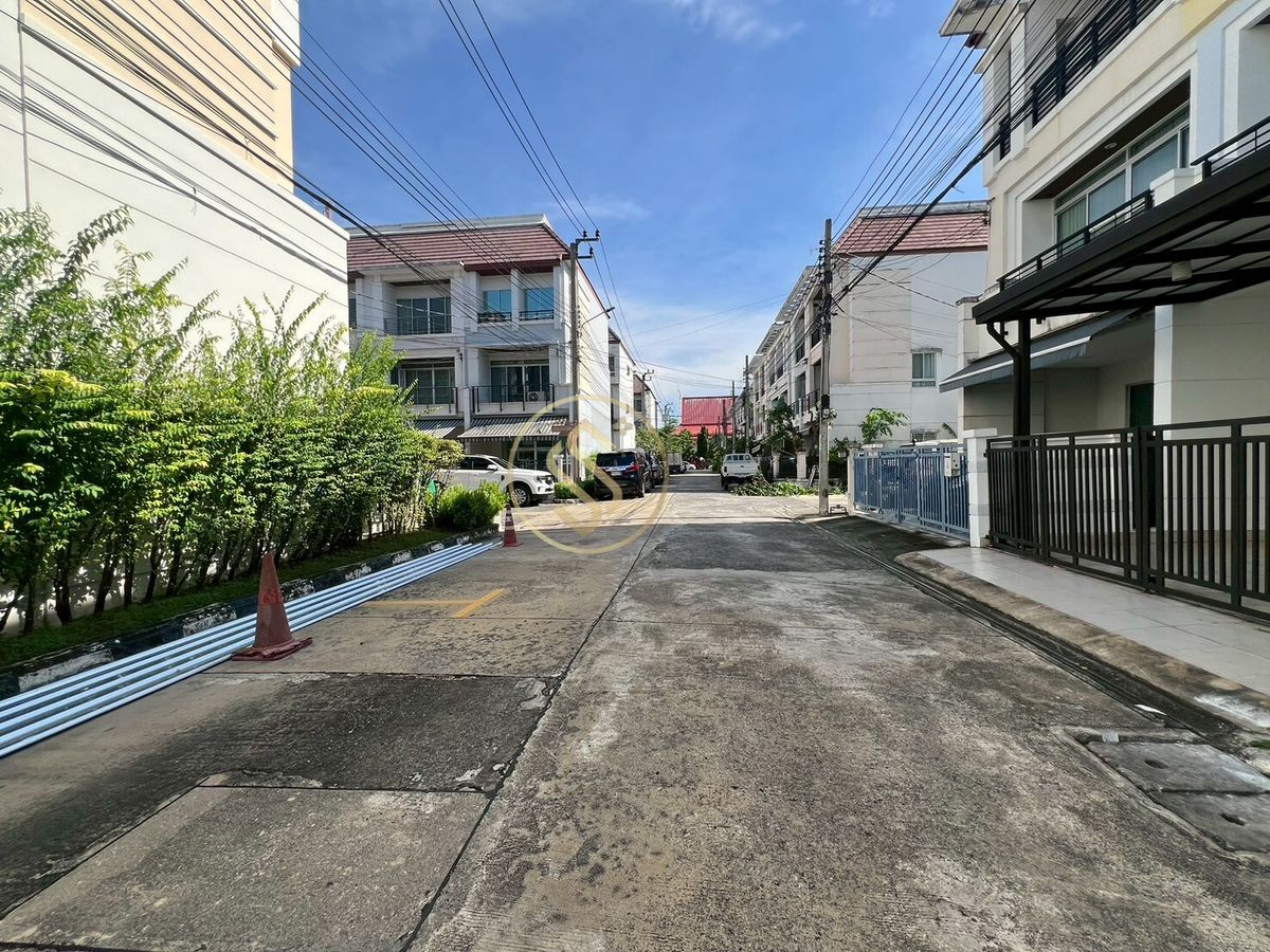 ขายทาวน์โฮมพัฒนาการ ศรีนครินทร์ : ขายด่วนบ้านทาวน์โฮม บ้านกลางเมือง เดอะ รอยัลโมนาโค ศรีนครินทร์ 24  ทาวน์โฮม 3 ชั้น ขนาด 20 ตารางวา พื้นที่ใช้สอย 175 ตรม.