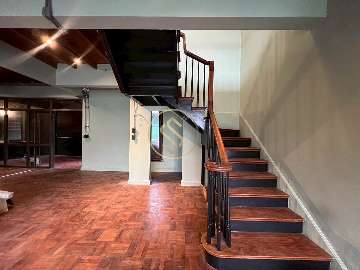 ให้เช่าบ้านสะพานควาย จตุจักร : ให้เช่าบ้านเดี่ยว 2 ชั้น ติดถนนประติพัทธ์ บ้านเดี่ยวดีไซน์สวย มีเอกลักษณ์ ตรงข้ามร้านพริกหยวก ติดถนนประดิพัทธ์ 