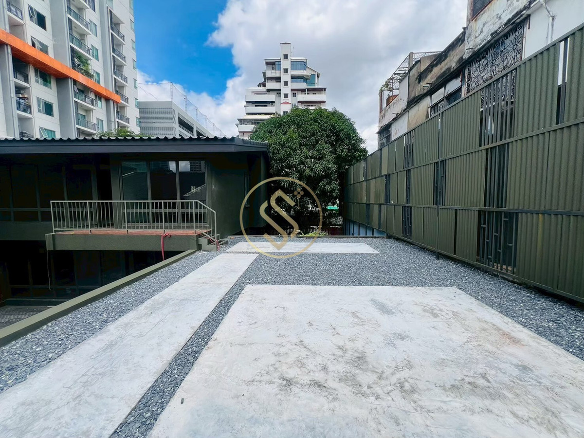 ให้เช่าบ้านสะพานควาย จตุจักร : ให้เช่าบ้านเดี่ยว 2 ชั้น ติดถนนประติพัทธ์ บ้านเดี่ยวดีไซน์สวย มีเอกลักษณ์ ตรงข้ามร้านพริกหยวก ติดถนนประดิพัทธ์ 