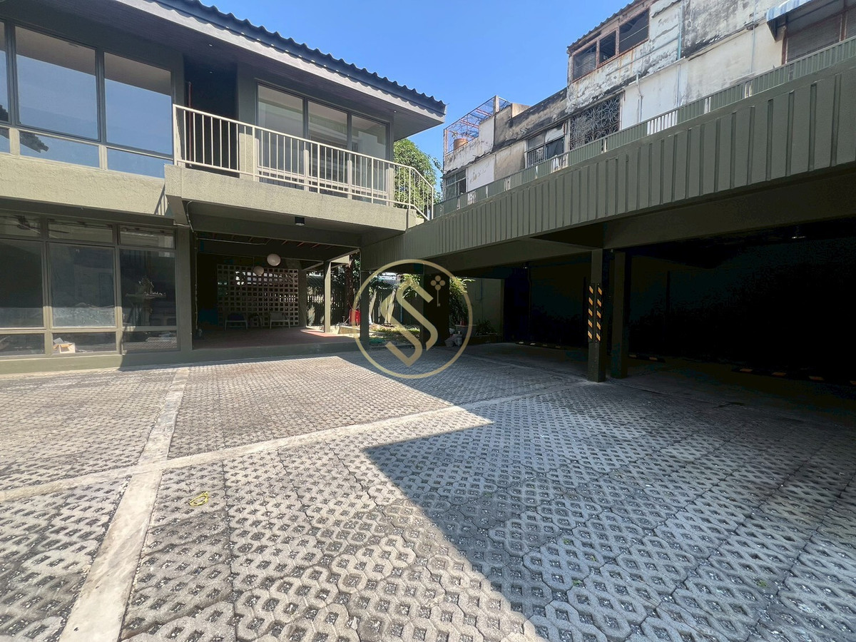 ให้เช่าบ้านสะพานควาย จตุจักร : ให้เช่าบ้านเดี่ยว 2 ชั้น ติดถนนประติพัทธ์ บ้านเดี่ยวดีไซน์สวย มีเอกลักษณ์ ตรงข้ามร้านพริกหยวก ติดถนนประดิพัทธ์ 