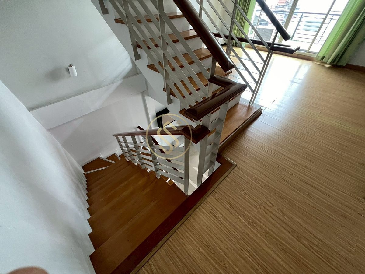 ขายทาวน์โฮมพัฒนาการ ศรีนครินทร์ : ขายด่วนบ้านทาวน์โฮม บ้านกลางเมือง เดอะ รอยัลโมนาโค ศรีนครินทร์ 24  ทาวน์โฮม 3 ชั้น ขนาด 20 ตารางวา พื้นที่ใช้สอย 175 ตรม.