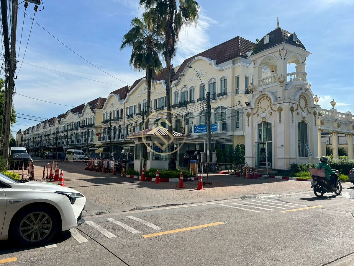 ขายทาวน์โฮมพัฒนาการ ศรีนครินทร์ : ขายด่วนบ้านทาวน์โฮม บ้านกลางเมือง เดอะ รอยัลโมนาโค ศรีนครินทร์ 24  ทาวน์โฮม 3 ชั้น ขนาด 20 ตารางวา พื้นที่ใช้สอย 175 ตรม.