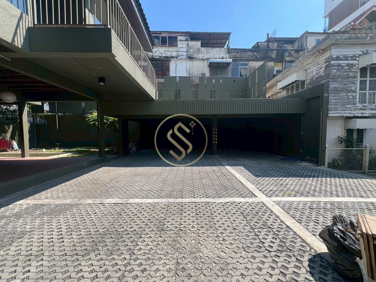 ให้เช่าบ้านสะพานควาย จตุจักร : ให้เช่าบ้านเดี่ยว 2 ชั้น ติดถนนประติพัทธ์ บ้านเดี่ยวดีไซน์สวย มีเอกลักษณ์ ตรงข้ามร้านพริกหยวก ติดถนนประดิพัทธ์ 