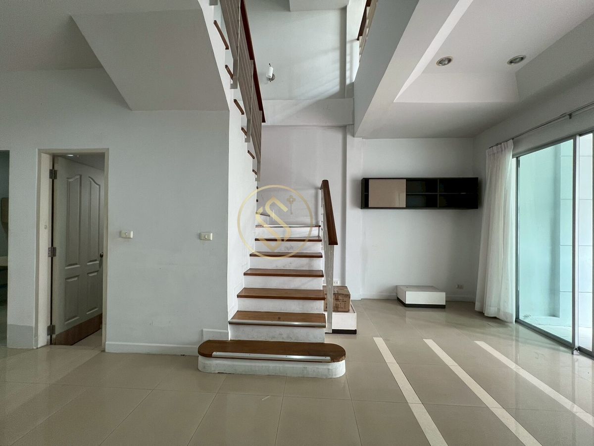 ขายทาวน์โฮมพัฒนาการ ศรีนครินทร์ : ขายด่วนบ้านทาวน์โฮม บ้านกลางเมือง เดอะ รอยัลโมนาโค ศรีนครินทร์ 24  ทาวน์โฮม 3 ชั้น ขนาด 20 ตารางวา พื้นที่ใช้สอย 175 ตรม.