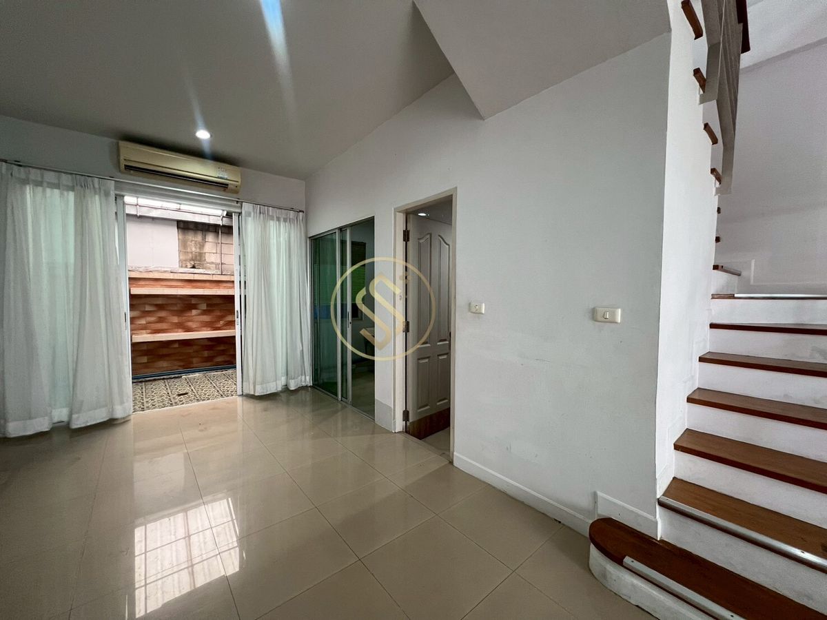 ขายทาวน์โฮมพัฒนาการ ศรีนครินทร์ : ขายด่วนบ้านทาวน์โฮม บ้านกลางเมือง เดอะ รอยัลโมนาโค ศรีนครินทร์ 24  ทาวน์โฮม 3 ชั้น ขนาด 20 ตารางวา พื้นที่ใช้สอย 175 ตรม.