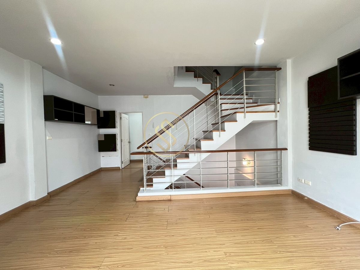 ขายทาวน์โฮมพัฒนาการ ศรีนครินทร์ : ขายด่วนบ้านทาวน์โฮม บ้านกลางเมือง เดอะ รอยัลโมนาโค ศรีนครินทร์ 24  ทาวน์โฮม 3 ชั้น ขนาด 20 ตารางวา พื้นที่ใช้สอย 175 ตรม.