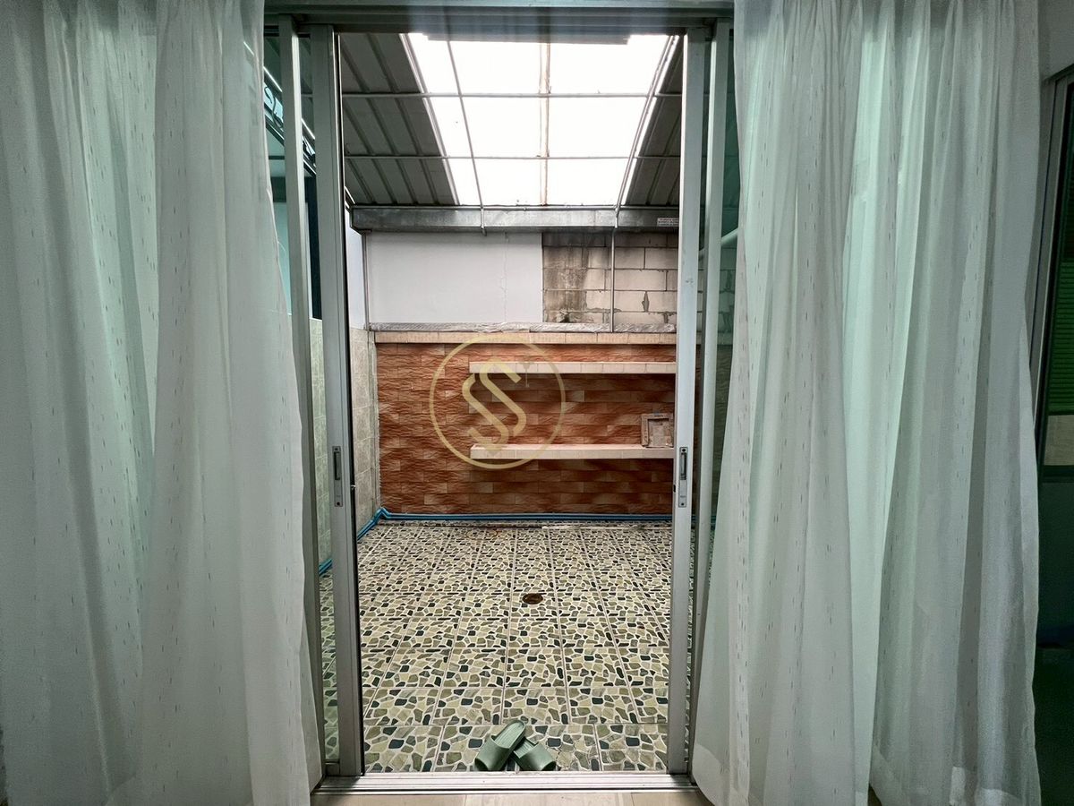 ขายทาวน์โฮมพัฒนาการ ศรีนครินทร์ : ขายด่วนบ้านทาวน์โฮม บ้านกลางเมือง เดอะ รอยัลโมนาโค ศรีนครินทร์ 24  ทาวน์โฮม 3 ชั้น ขนาด 20 ตารางวา พื้นที่ใช้สอย 175 ตรม.