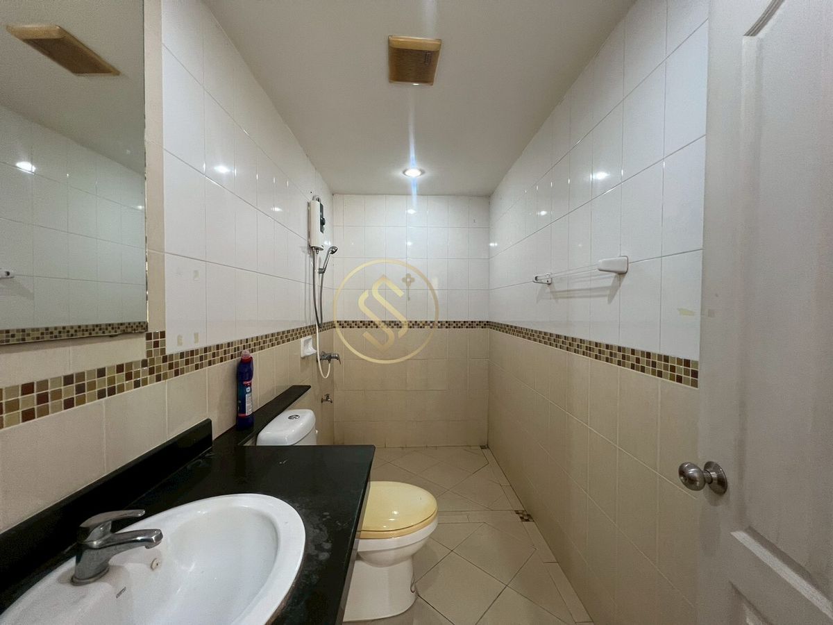 ขายทาวน์โฮมพัฒนาการ ศรีนครินทร์ : ขายด่วนบ้านทาวน์โฮม บ้านกลางเมือง เดอะ รอยัลโมนาโค ศรีนครินทร์ 24  ทาวน์โฮม 3 ชั้น ขนาด 20 ตารางวา พื้นที่ใช้สอย 175 ตรม.