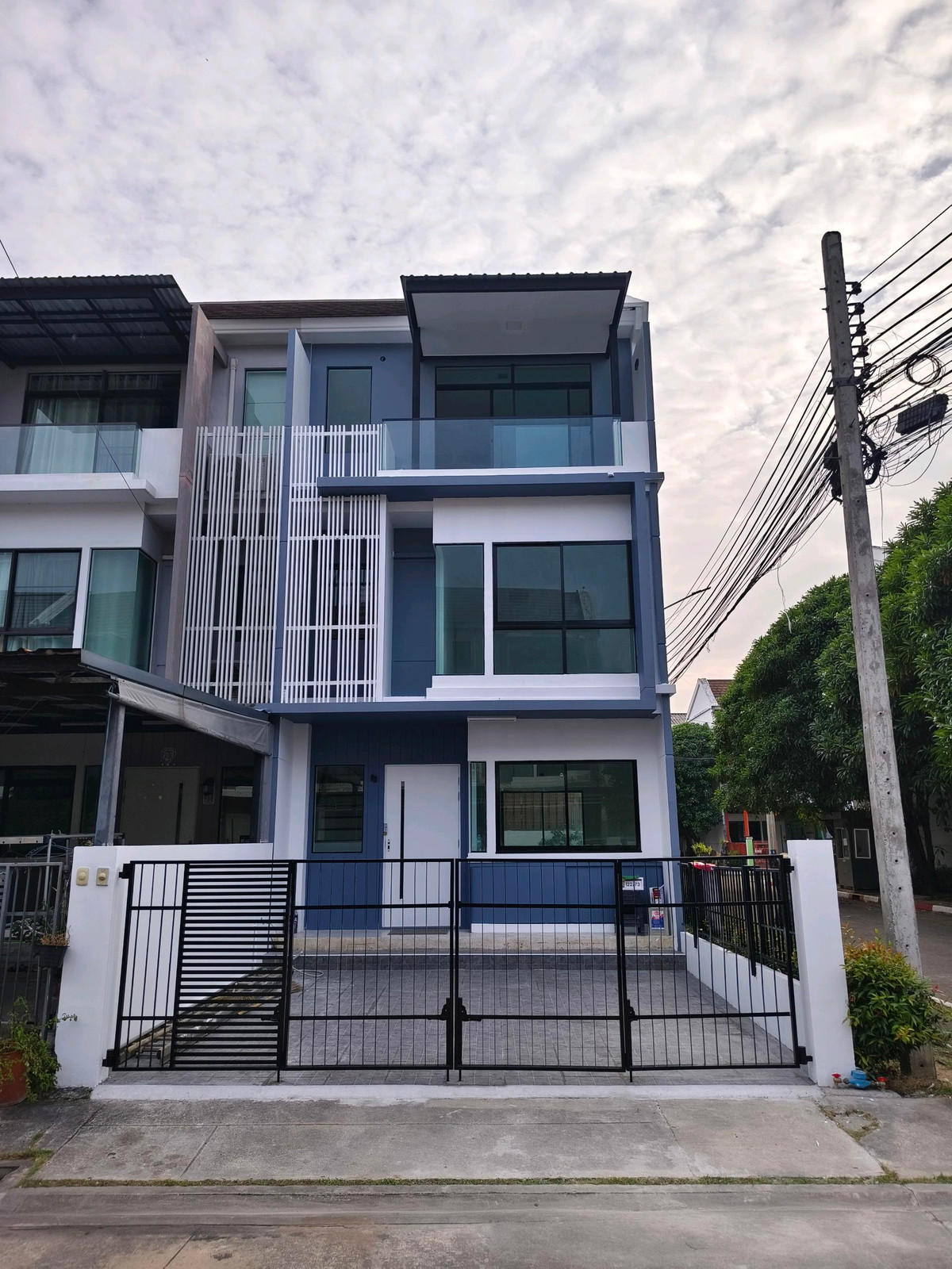 ขายทาวน์โฮมพระราม 2 บางขุนเทียน : ขาย บ้านพึ่งรีโนเวทใหม่ สวยมากบ้านใหม่2  ซอยพุทธบูชา 36 ขายถูกมาก ถูกกว่าทุกหลังในโครงการนี้ เช็กได้เลย บ้านหัวมุม ทาสีทำพื้นใหม่ทั้งหลัง