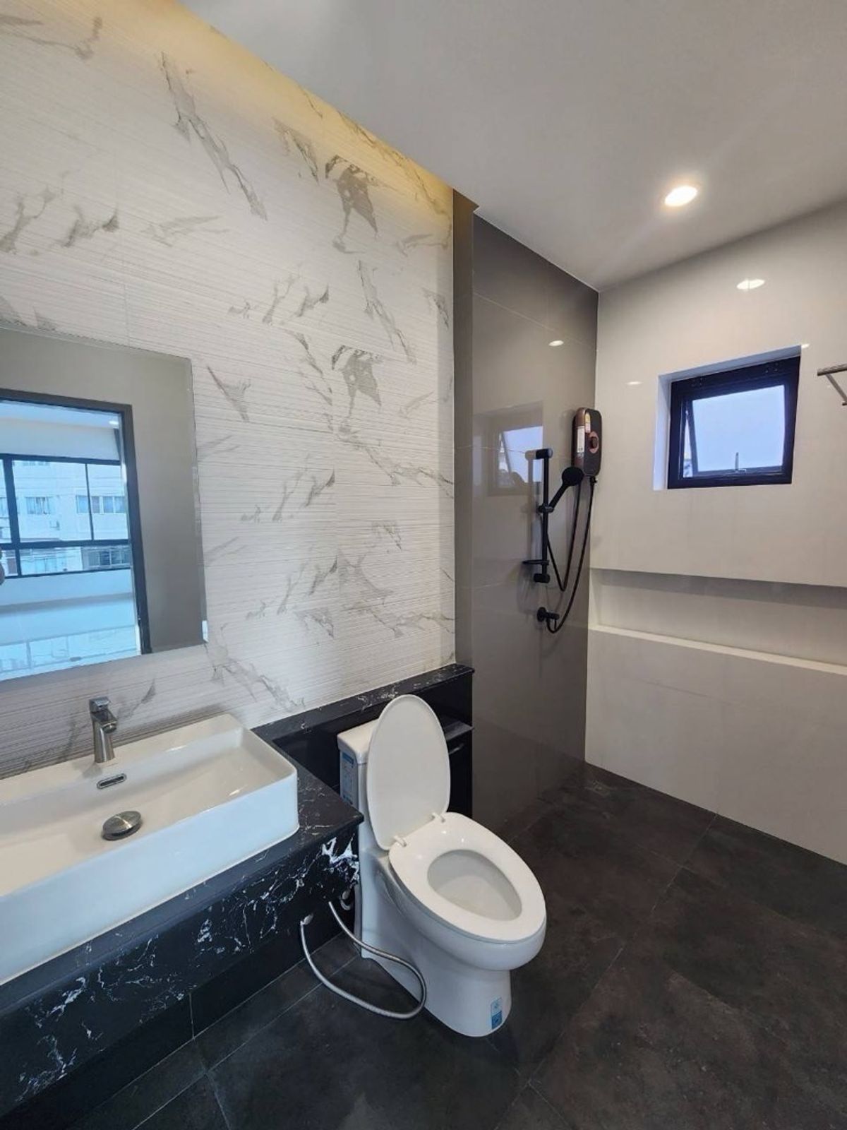 For RentHome OfficePattanakan, Srinakarin : Home Office for Rental Development, Prawet District (outside of the project is private), 2 parking spaces, company registration Rent a Back Office office, find something to eat, convenient to live, easy to live