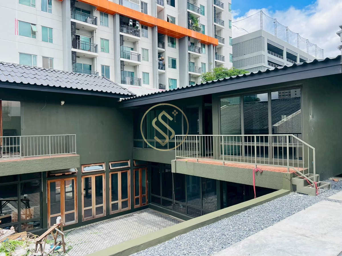 ให้เช่าบ้านสะพานควาย จตุจักร : ให้เช่าบ้านเดี่ยว 2 ชั้น ติดถนนประติพัทธ์ บ้านเดี่ยวดีไซน์สวย มีเอกลักษณ์ ตรงข้ามร้านพริกหยวก ติดถนนประดิพัทธ์ 