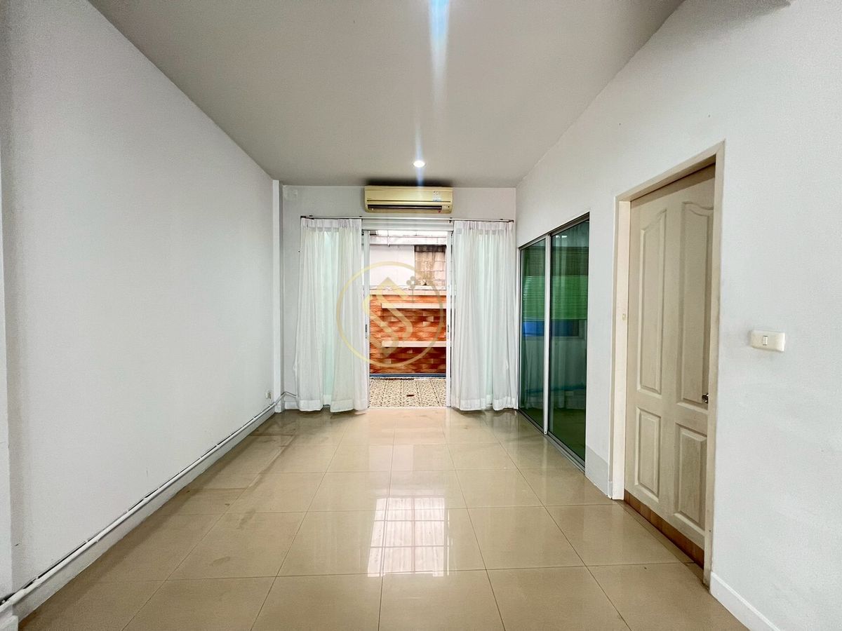 ขายทาวน์โฮมพัฒนาการ ศรีนครินทร์ : ขายด่วนบ้านทาวน์โฮม บ้านกลางเมือง เดอะ รอยัลโมนาโค ศรีนครินทร์ 24  ทาวน์โฮม 3 ชั้น ขนาด 20 ตารางวา พื้นที่ใช้สอย 175 ตรม.