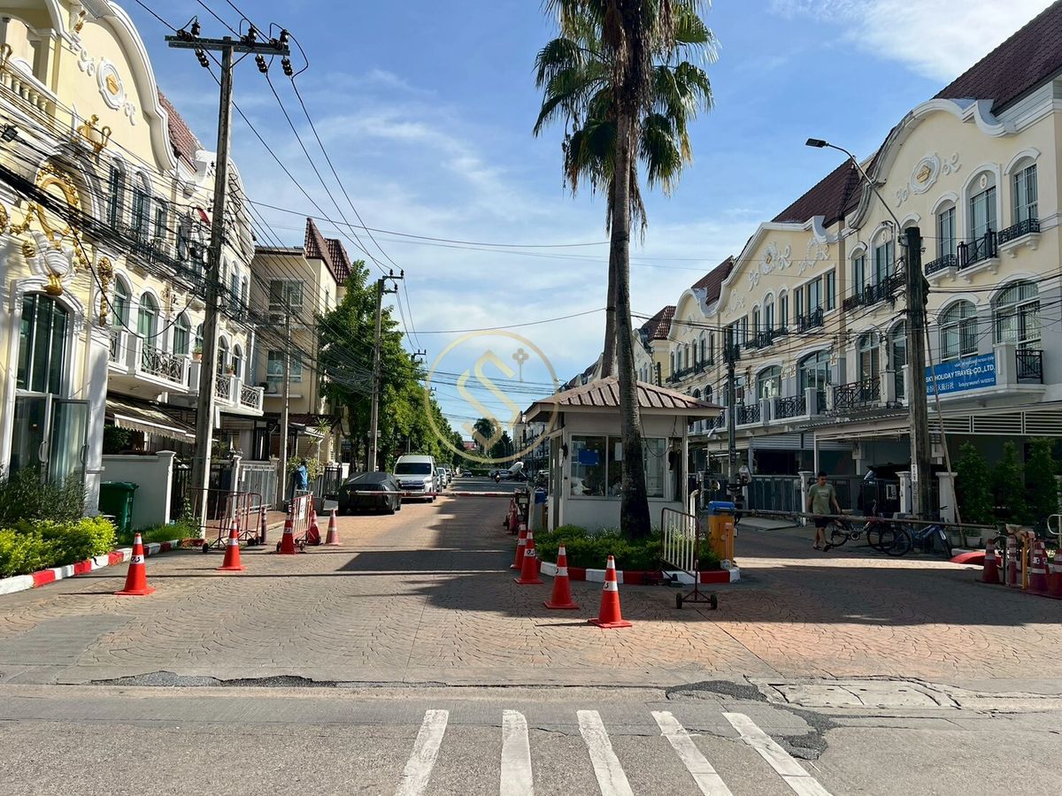 ขายทาวน์โฮมพัฒนาการ ศรีนครินทร์ : ขายด่วนบ้านทาวน์โฮม บ้านกลางเมือง เดอะ รอยัลโมนาโค ศรีนครินทร์ 24  ทาวน์โฮม 3 ชั้น ขนาด 20 ตารางวา พื้นที่ใช้สอย 175 ตรม.