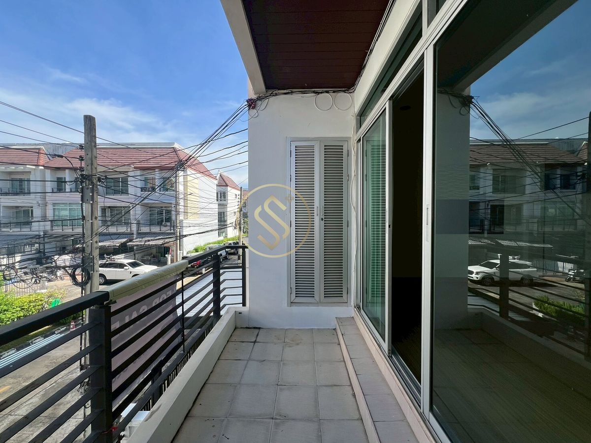 ขายทาวน์โฮมพัฒนาการ ศรีนครินทร์ : ขายด่วนบ้านทาวน์โฮม บ้านกลางเมือง เดอะ รอยัลโมนาโค ศรีนครินทร์ 24  ทาวน์โฮม 3 ชั้น ขนาด 20 ตารางวา พื้นที่ใช้สอย 175 ตรม.