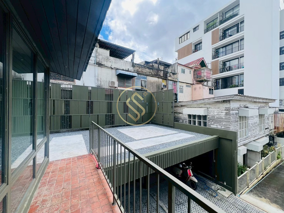 ให้เช่าบ้านสะพานควาย จตุจักร : ให้เช่าบ้านเดี่ยว 2 ชั้น ติดถนนประติพัทธ์ บ้านเดี่ยวดีไซน์สวย มีเอกลักษณ์ ตรงข้ามร้านพริกหยวก ติดถนนประดิพัทธ์ 