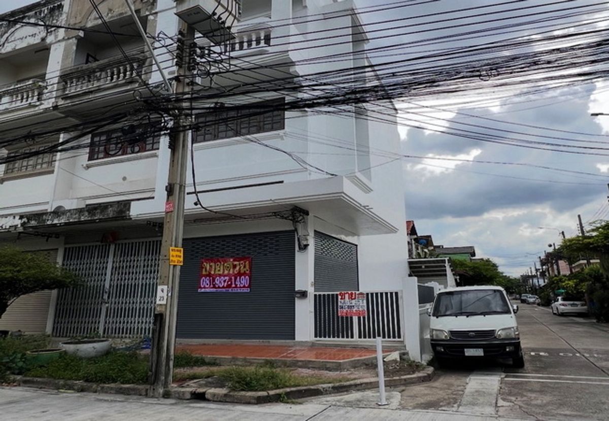 For SaleShop HouseLadprao101, Happy Land, The Mall Bang Kapi : Commercial building for sale Sindhorn Happy Land Village, Lat Phrao Road, Bang Kapi, Bangkok, area 25.4 sq.w., 3 floors, 2 bedrooms, 2 water, negotiable price