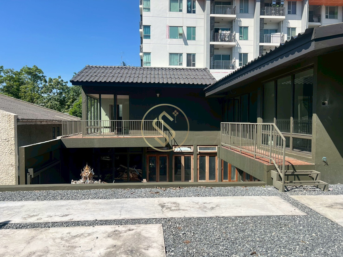 ให้เช่าบ้านสะพานควาย จตุจักร : ให้เช่าบ้านเดี่ยว 2 ชั้น ติดถนนประติพัทธ์ บ้านเดี่ยวดีไซน์สวย มีเอกลักษณ์ ตรงข้ามร้านพริกหยวก ติดถนนประดิพัทธ์ 