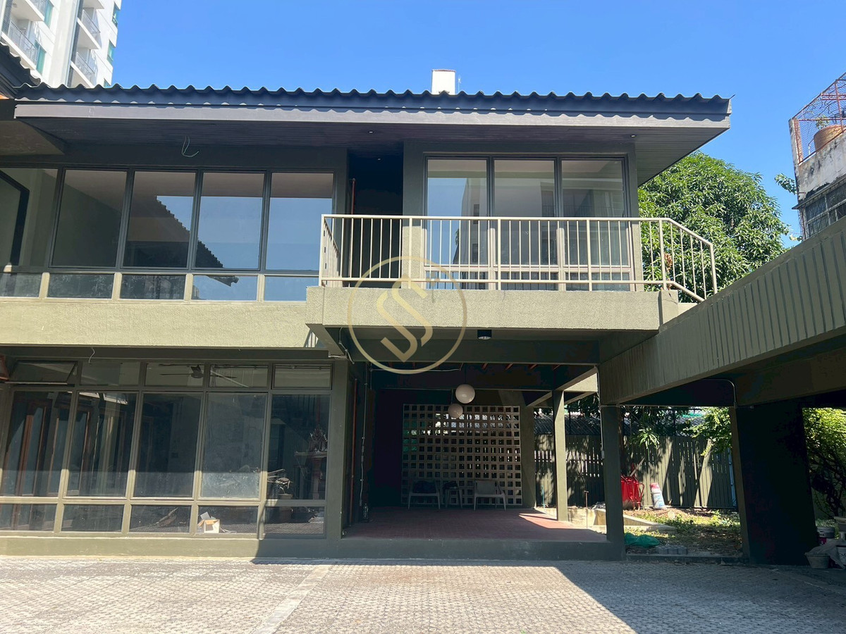 For RentHouseSapankwai,Jatujak : Rent a 2 -story detached house next to Prathiphat Road. Detached house, beautiful design, unique, opposite the chilli shop Next to Pradiphat Road