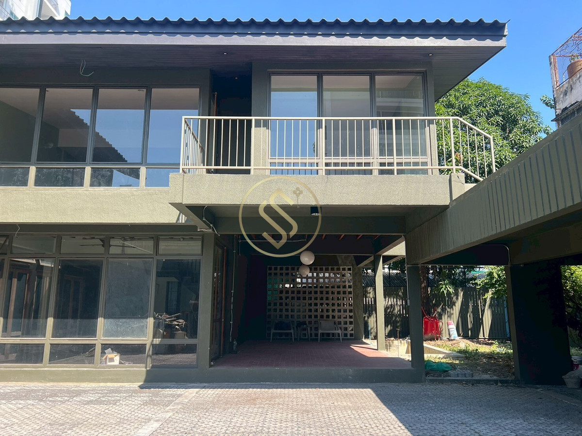 ให้เช่าบ้านสะพานควาย จตุจักร : ให้เช่าบ้านเดี่ยว 2 ชั้น ติดถนนประติพัทธ์ บ้านเดี่ยวดีไซน์สวย มีเอกลักษณ์ ตรงข้ามร้านพริกหยวก ติดถนนประดิพัทธ์ 