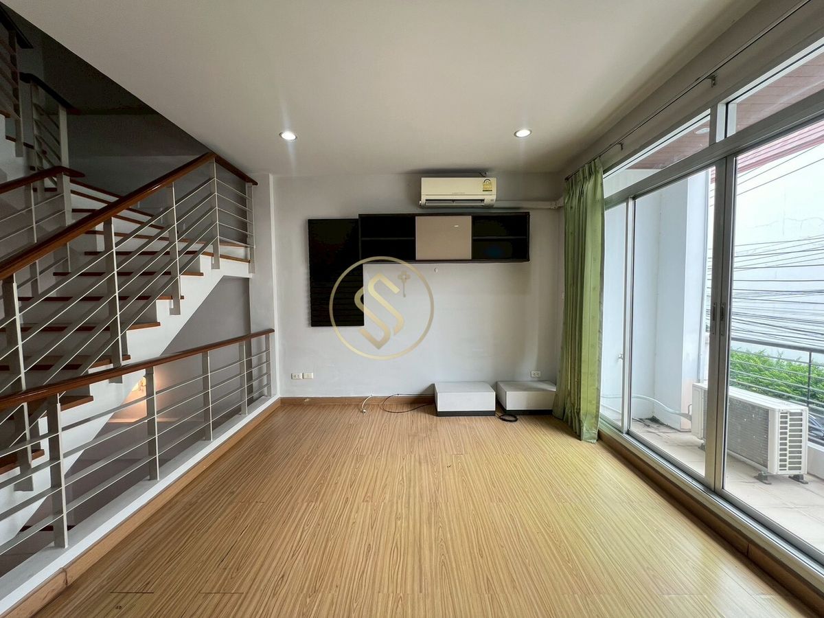 ขายทาวน์โฮมพัฒนาการ ศรีนครินทร์ : ขายด่วนบ้านทาวน์โฮม บ้านกลางเมือง เดอะ รอยัลโมนาโค ศรีนครินทร์ 24  ทาวน์โฮม 3 ชั้น ขนาด 20 ตารางวา พื้นที่ใช้สอย 175 ตรม.