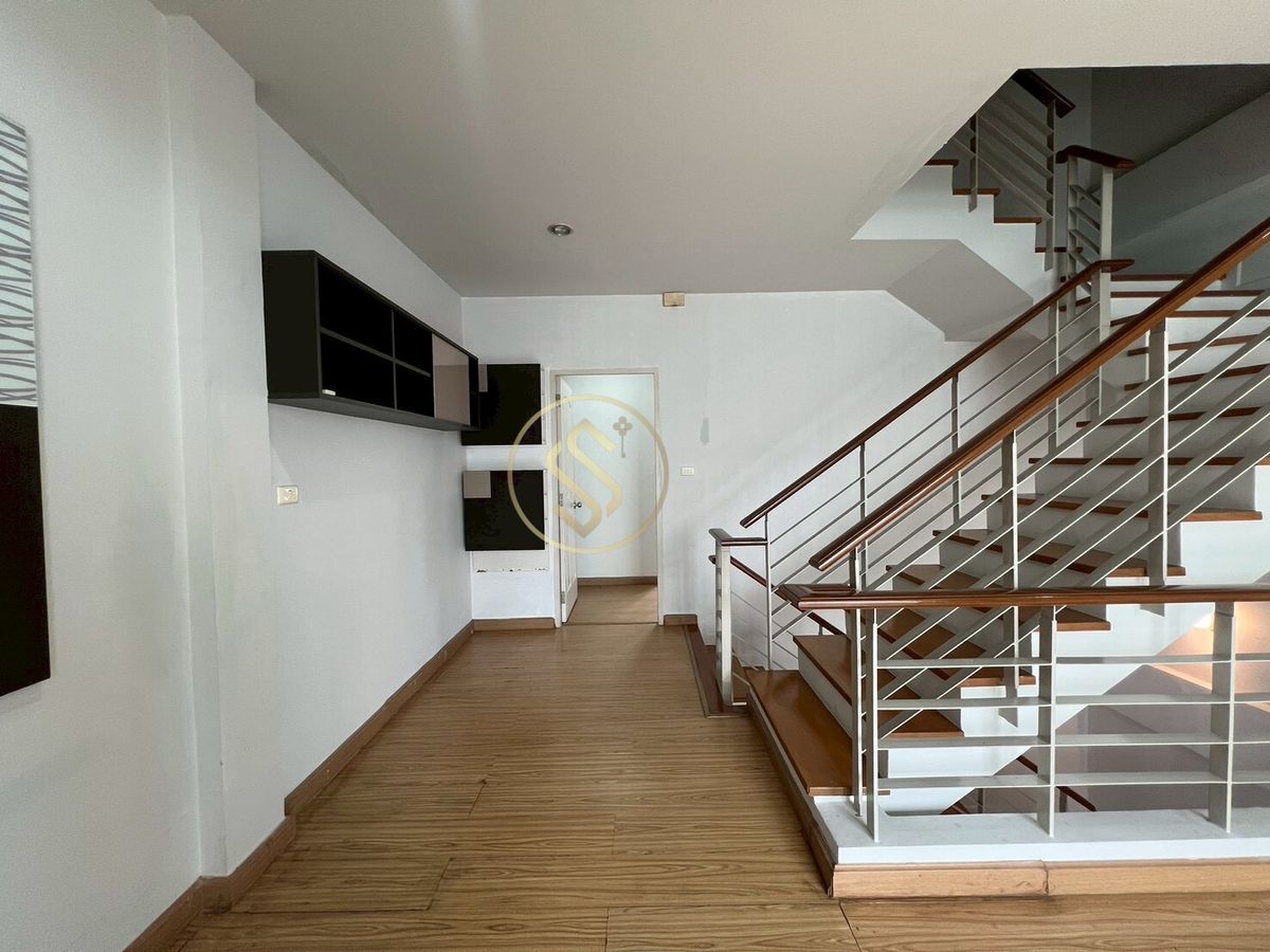 ขายทาวน์โฮมพัฒนาการ ศรีนครินทร์ : ขายด่วนบ้านทาวน์โฮม บ้านกลางเมือง เดอะ รอยัลโมนาโค ศรีนครินทร์ 24  ทาวน์โฮม 3 ชั้น ขนาด 20 ตารางวา พื้นที่ใช้สอย 175 ตรม.