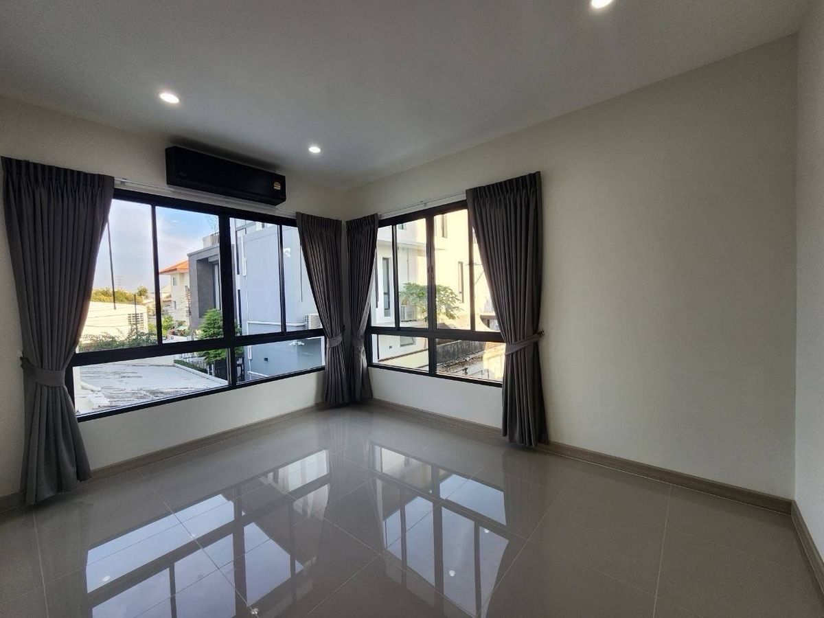 For RentHome OfficePattanakan, Srinakarin : Home Office for Rental Development, Prawet District (outside of the project is private), 2 parking spaces, company registration Rent a Back Office office, find something to eat, convenient to live, easy to live