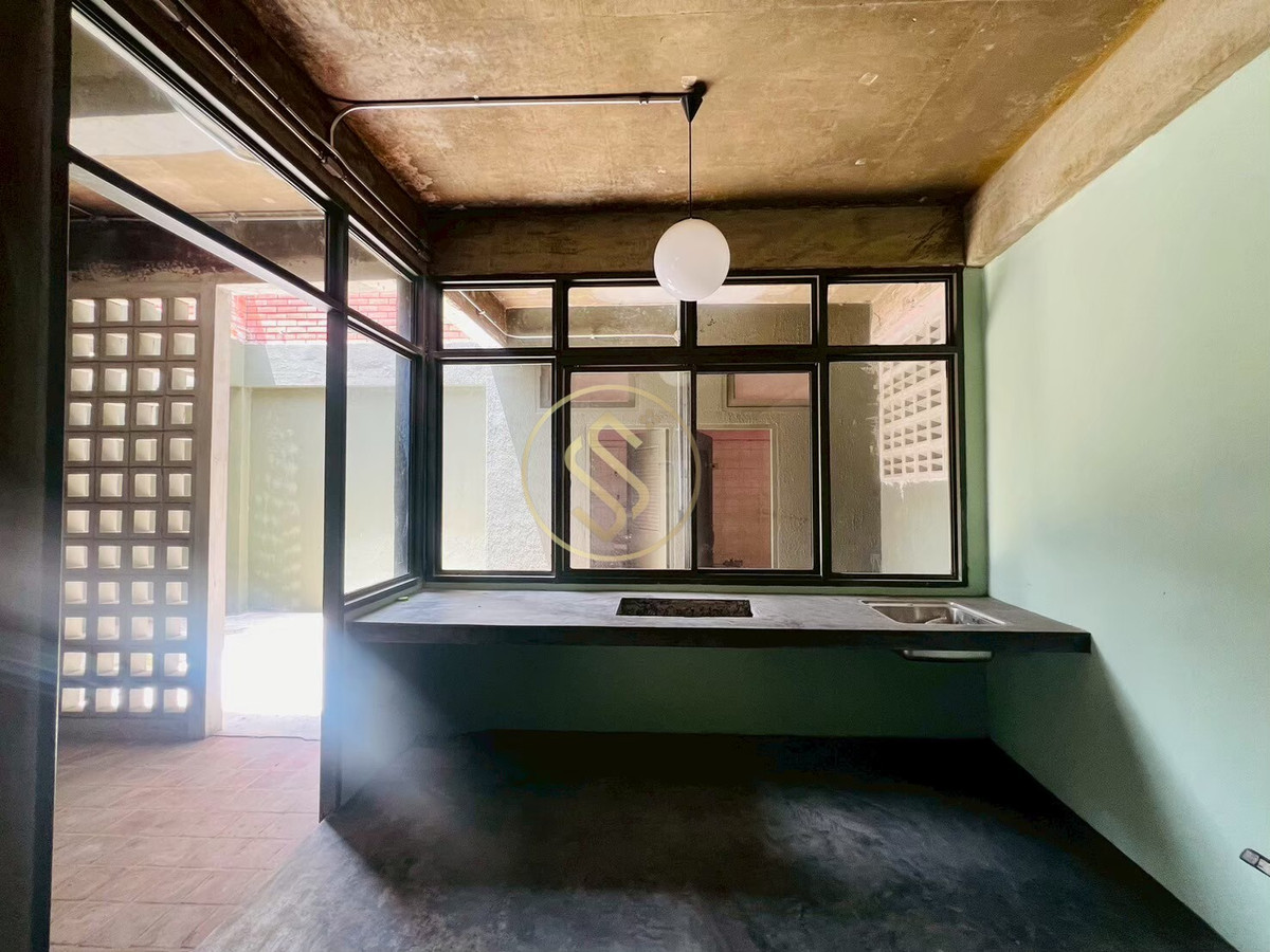 ให้เช่าบ้านสะพานควาย จตุจักร : ให้เช่าบ้านเดี่ยว 2 ชั้น ติดถนนประติพัทธ์ บ้านเดี่ยวดีไซน์สวย มีเอกลักษณ์ ตรงข้ามร้านพริกหยวก ติดถนนประดิพัทธ์ 