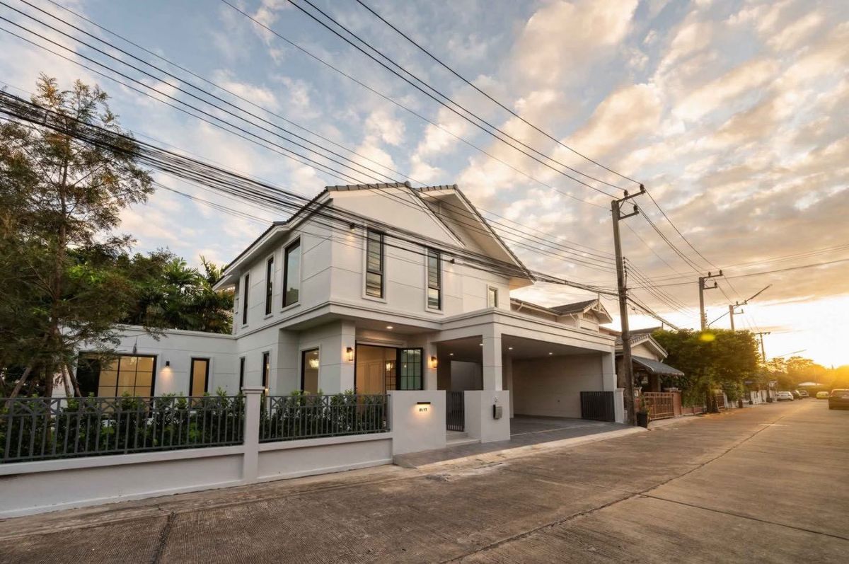 For SaleHousePathum Thani,Rangsit, Thammasat : ✨🏡 increases happiness areas! In addition to a beautiful new house, there is a beautiful garden area. For you to arrange a favorite corner Or is the playground of the children