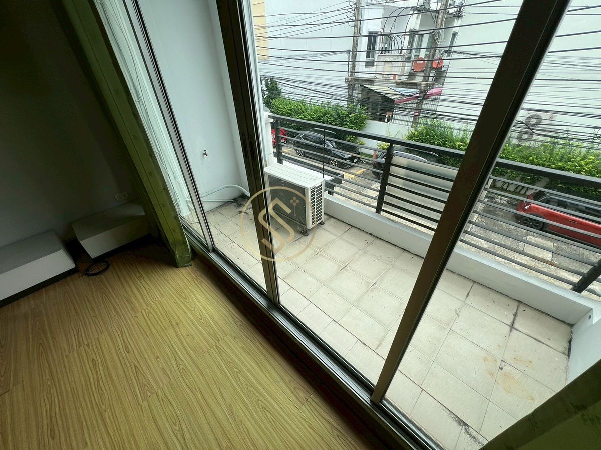 ขายทาวน์โฮมพัฒนาการ ศรีนครินทร์ : ขายด่วนบ้านทาวน์โฮม บ้านกลางเมือง เดอะ รอยัลโมนาโค ศรีนครินทร์ 24  ทาวน์โฮม 3 ชั้น ขนาด 20 ตารางวา พื้นที่ใช้สอย 175 ตรม.