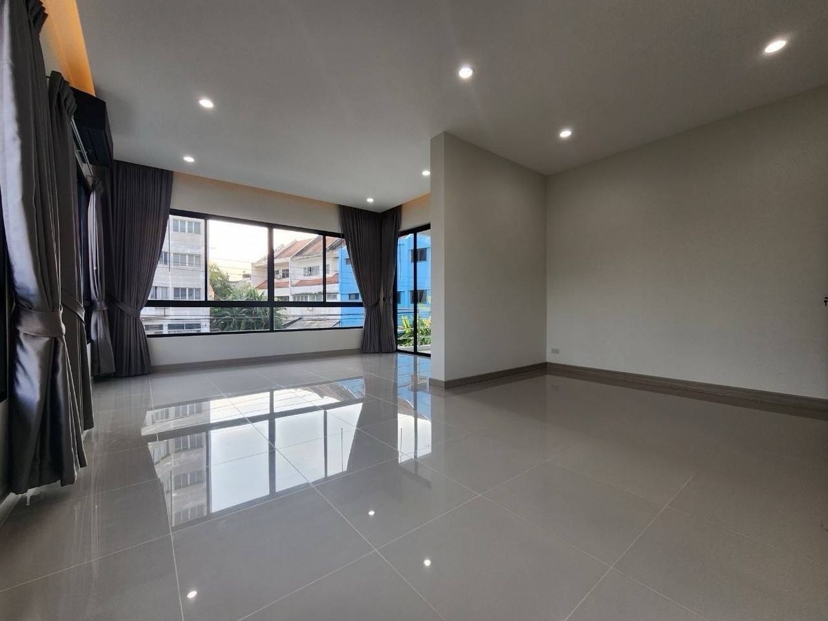 For RentHome OfficePattanakan, Srinakarin : Home Office for Rental Development, Prawet District (outside of the project is private), 2 parking spaces, company registration Rent a Back Office office, find something to eat, convenient to live, easy to live