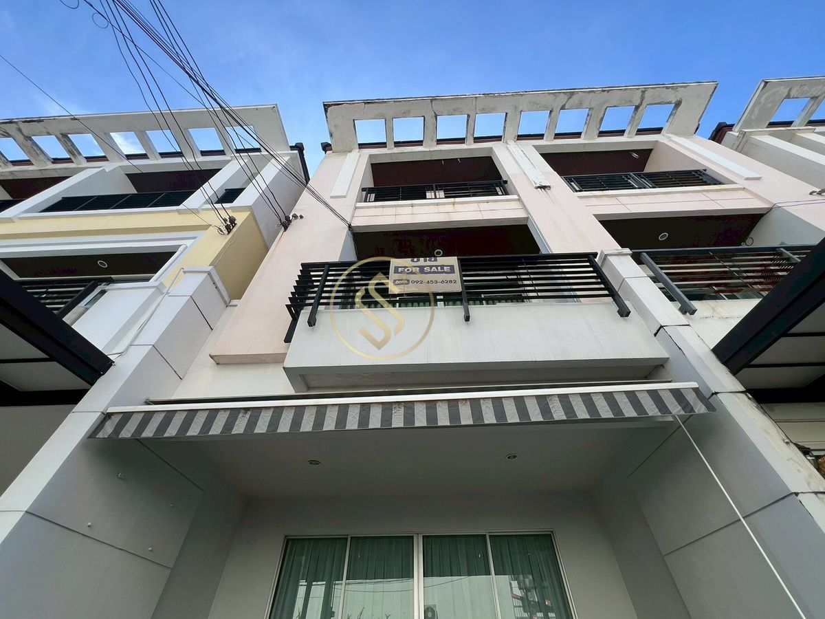 ขายทาวน์โฮมพัฒนาการ ศรีนครินทร์ : ขายด่วนบ้านทาวน์โฮม บ้านกลางเมือง เดอะ รอยัลโมนาโค ศรีนครินทร์ 24  ทาวน์โฮม 3 ชั้น ขนาด 20 ตารางวา พื้นที่ใช้สอย 175 ตรม.