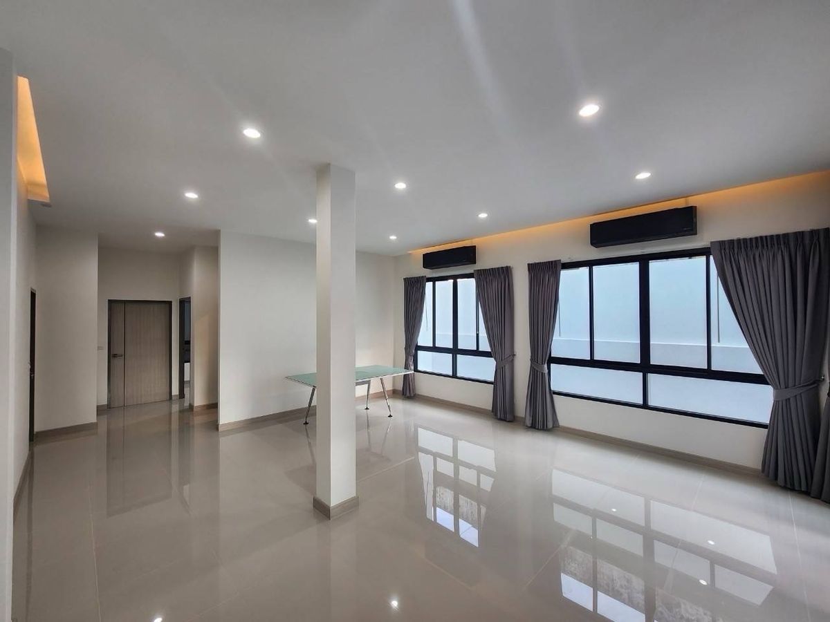 For RentHome OfficePattanakan, Srinakarin : Home Office for Rental Development, Prawet District (outside of the project is private), 2 parking spaces, company registration Rent a Back Office office, find something to eat, convenient to live, easy to live