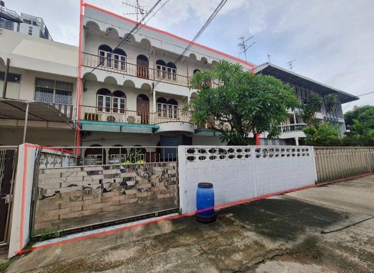 ขายทาวน์โฮมคลองเตย กล้วยน้ำไท : ขายทาวน์โฮม 3 ชั้น 2 ห้อง เนื้อที่ 62 ตร.ว. หมู่บ้านร่วมจิตร ทำเลทอง การเดินทางสะดวกมาก ซอยสุขุมวิท 22